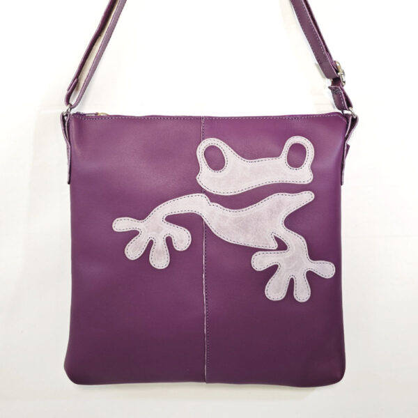 Tienda online de artículos hechos a mano en cuero y piel. Artesanos del cuero. Bolso bandolera de piel, Frog. En muchos colores IMG 20260522 074105 Bolso de piel morado