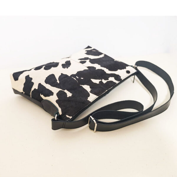 Tienda online de artículos hechos a mano en cuero y piel. Artesanos del cuero. City Bolso bandolera de piel de pelo Imagen de WhatsApp 2025 09 01 a las 07.39.50 2d6bda7a Bolso bandolera de piel negro vaca