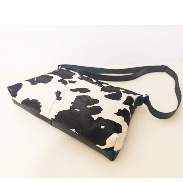 Tienda online de artículos hechos a mano en cuero y piel. Artesanos del cuero. City Bolso bandolera de piel de pelo Imagen de WhatsApp 2025 09 01 a las 07.39.50 3df8a620 Bolso bandolera de piel negro vaca