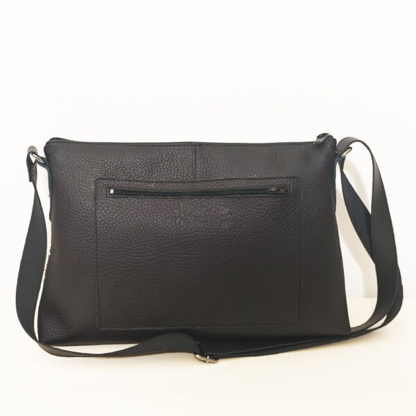 Tienda online de artículos hechos a mano en cuero y piel. Artesanos del cuero. City Bolso bandolera de piel de pelo Imagen de WhatsApp 2025 09 01 a las 07.39.50 f4c09226 Bolso bandolera de piel negro vaca