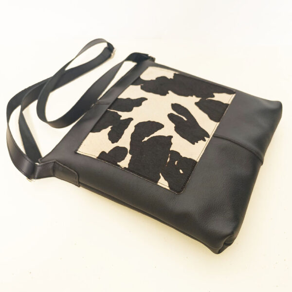 Tienda online de artículos hechos a mano en cuero y piel. Artesanos del cuero. Bolso bandolera con bolsillo de pelo print animal Imagen de WhatsApp 2025 09 01 a las 09.11.32 d937ed38 Bolso de piel negro vaca
