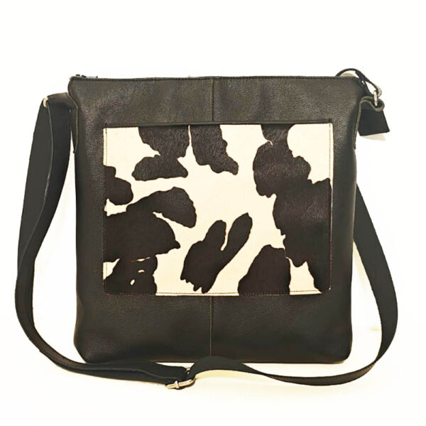 Tienda online de artículos hechos a mano en cuero y piel. Artesanos del cuero. Bolso bandolera con bolsillo de pelo print animal Imagen de WhatsApp 2025 09 01 a las 09.11.32 ea5013db 1 Bolso de piel negro vaca