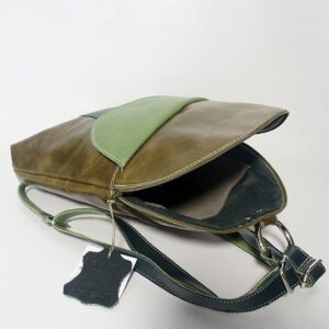 Mochila de piel verde