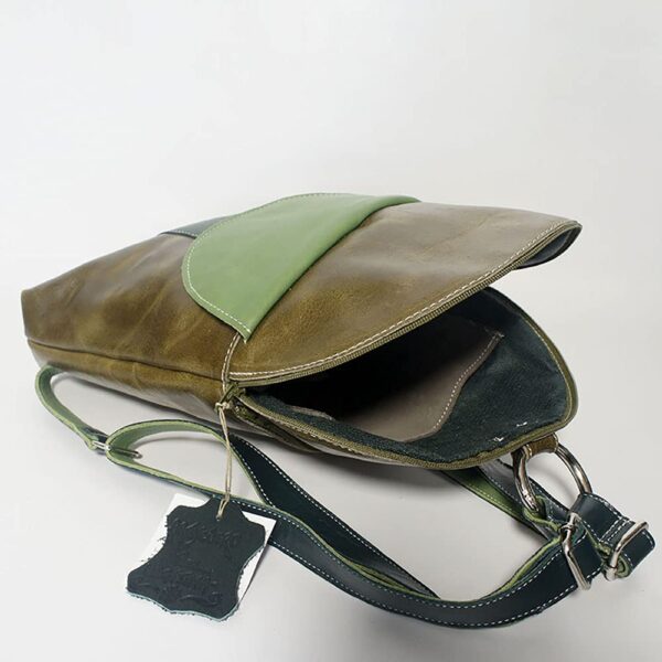 Tienda online de artículos hechos a mano en cuero y piel. Artesanos del cuero. Mochila pequeña con bolsillo frontal 61ZxSDIIsHS. SL1000 Mochila de piel verde