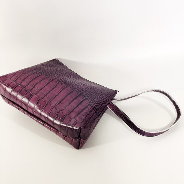 Tienda online de artículos hechos a mano en cuero y piel. Artesanos del cuero. Bolso trapecio de mano IMG 20210310 130204 Bolso de mano de piel morado
