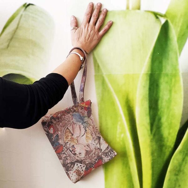 Tienda online de artículos hechos a mano en cuero y piel. Artesanos del cuero. Bolso trapecio de mano IMG 20210310 130904 Bolso de mano de piel mosaico