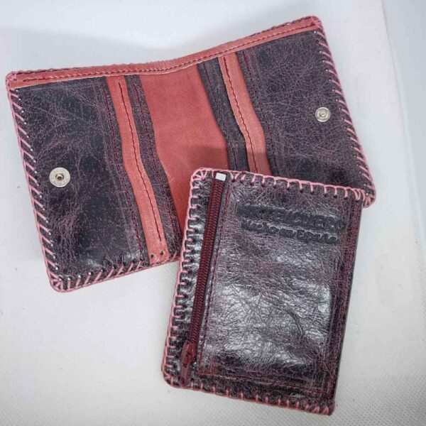 Tienda online de artículos hechos a mano en cuero y piel. Artesanos del cuero. Billetero pequeño colección vino rosa Imagen de WhatsApp 2025 10 29 a las 11.09.41 16304439 Cartera billetero de piel vino rosa