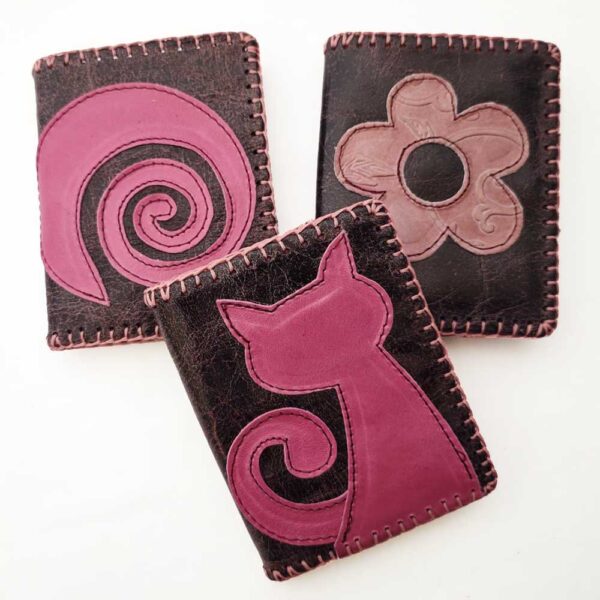 Tienda online de artículos hechos a mano en cuero y piel. Artesanos del cuero. Billetero pequeño colección vino rosa Imagen de WhatsApp 2025 10 29 a las 11.14.15 54df9394 Cartera billetero de piel vino rosa