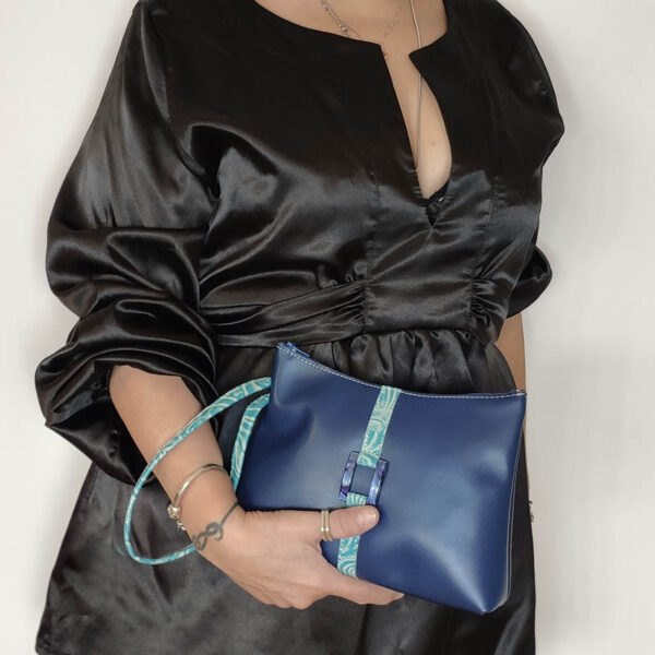 Tienda online de artículos hechos a mano en cuero y piel. Artesanos del cuero. Bolso trapecio de mano bolso de mano azul1 Bolso de mano de piel azul