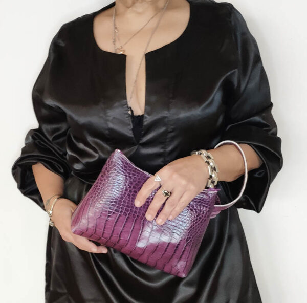 Tienda online de artículos hechos a mano en cuero y piel. Artesanos del cuero. Bolso trapecio de mano bolso de mano morado Bolso de mano de piel morado