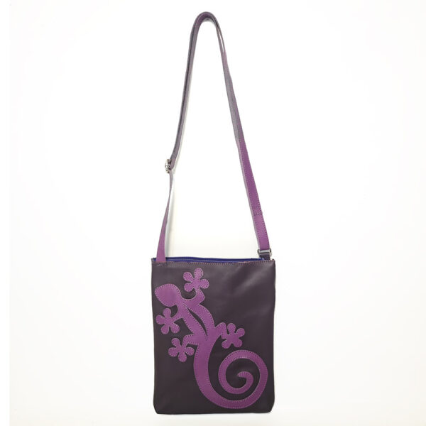 Tienda online de artículos hechos a mano en cuero y piel. Artesanos del cuero. Bolso bandolera pequeño de piel morada IMG 20250220 133952 Bolso de piel morado