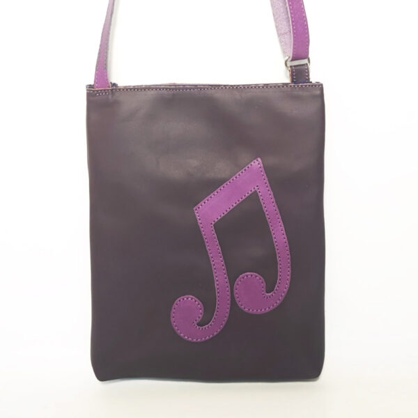 Tienda online de artículos hechos a mano en cuero y piel. Artesanos del cuero. Bolso bandolera pequeño de piel morada IMG 20250220 134134 Bolso de piel morado