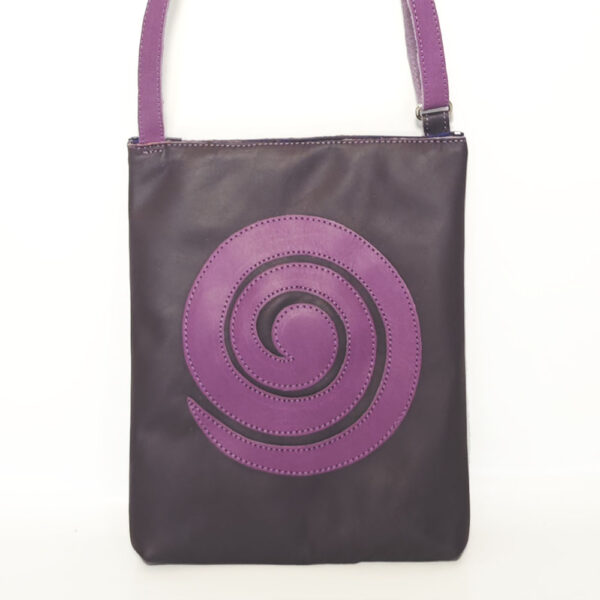 Tienda online de artículos hechos a mano en cuero y piel. Artesanos del cuero. Bolso bandolera pequeño de piel morada IMG 20250220 134724 copia Bolso de piel morado