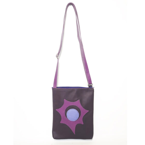 Tienda online de artículos hechos a mano en cuero y piel. Artesanos del cuero. Bolso bandolera pequeño de piel morada IMG 20250220 134810 Bolso de piel morado