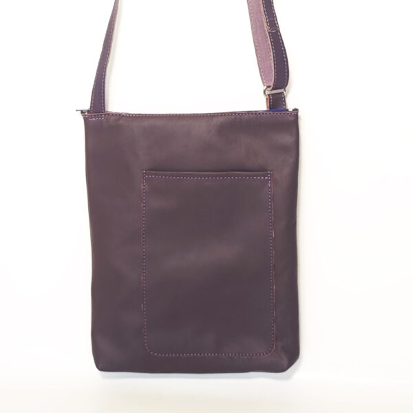 Tienda online de artículos hechos a mano en cuero y piel. Artesanos del cuero. Bolso bandolera pequeño de piel morada IMG 20250220 135214 Bolso de piel morado
