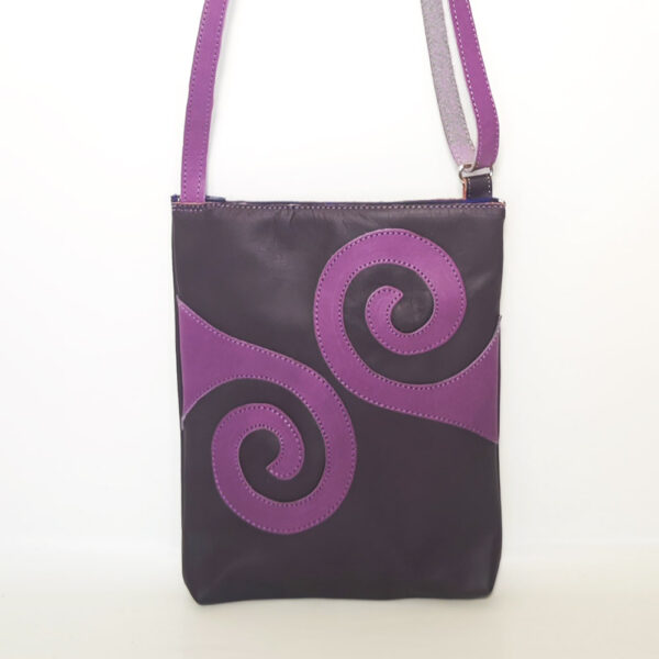Tienda online de artículos hechos a mano en cuero y piel. Artesanos del cuero. Bolso bandolera pequeño de piel morada IMG 20250220 135708 Bolso de piel morado
