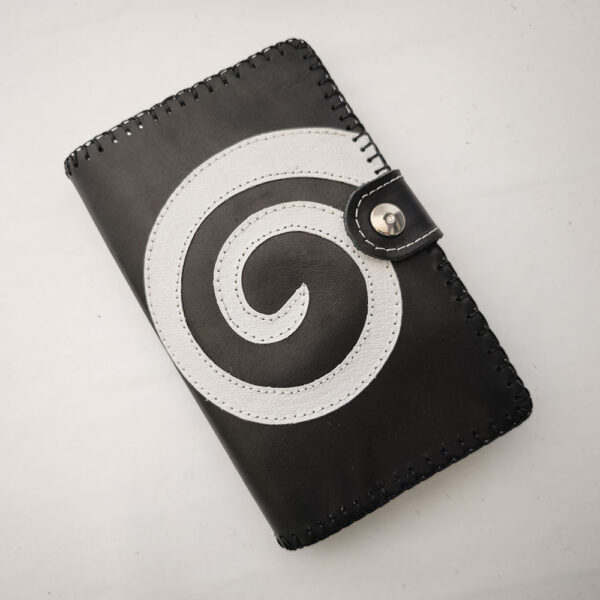 Tienda online de artículos hechos a mano en cuero y piel. Artesanos del cuero. Billetero monedero SPIRAL IMG 20251210 100644 Cartera billetero de piel negro