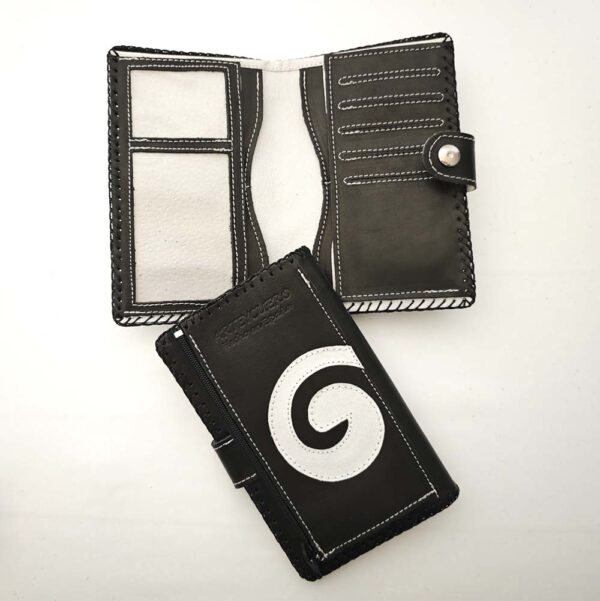 Tienda online de artículos hechos a mano en cuero y piel. Artesanos del cuero. Billetero monedero SPIRAL IMG 20251210 100722 Cartera billetero de piel negro