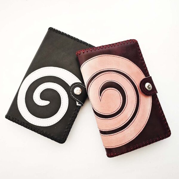 Tienda online de artículos hechos a mano en cuero y piel. Artesanos del cuero. Billetero monedero SPIRAL IMG 20251210 100808 Cartera billetero de piel