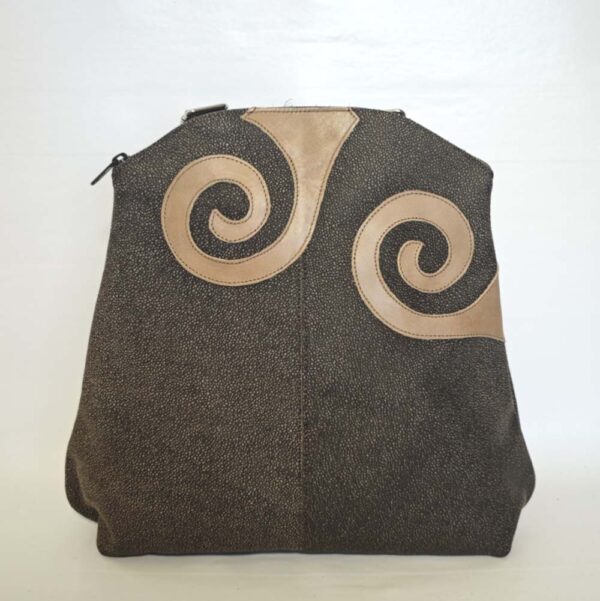 Tienda online de artículos hechos a mano en cuero y piel. Artesanos del cuero. Mochila de piel marrón IMG 20251230 112858 Mochila de piel marrón