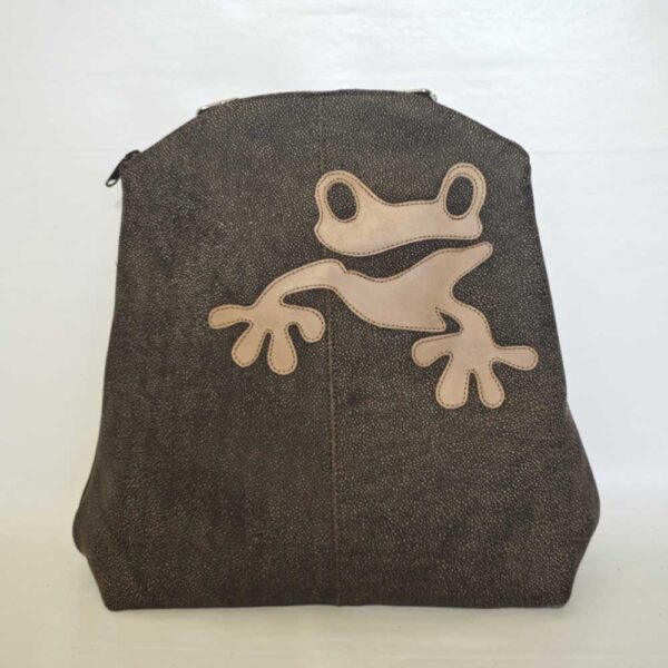 Tienda online de artículos hechos a mano en cuero y piel. Artesanos del cuero. Mochila de piel marrón IMG 20251230 112924 Mochila de piel marrón