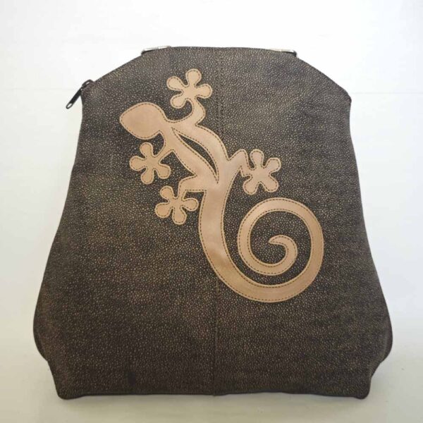 Tienda online de artículos hechos a mano en cuero y piel. Artesanos del cuero. Mochila de piel marrón IMG 20251230 113533 Mochila de piel marrón