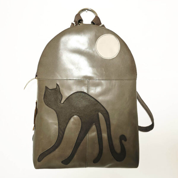 Tienda online de artículos hechos a mano en cuero y piel. Artesanos del cuero. Mochila pequeña de piel Marrón taupe gato 2 Mochila de piel marrón taupe