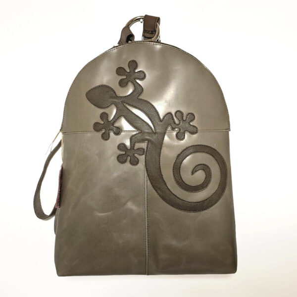 Tienda online de artículos hechos a mano en cuero y piel. Artesanos del cuero. Mochila pequeña de piel Marrón taupe gecko 2 Mochila de piel marrón taupe