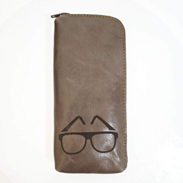 Tienda online de artículos hechos a mano en cuero y piel. Artesanos del cuero. Funda de gafas de piel con grabado láser. IMG 20260724 082059 Fundade gafas de piel marrón taupe