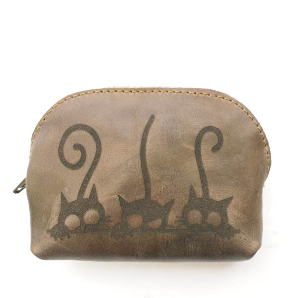Tienda online de artículos hechos a mano en cuero y piel. Artesanos del cuero. Monedero de piel con cremallera Gatitos WhatsApp Image 2026 02 17 at 08.48.45 Monedero de piel marrón