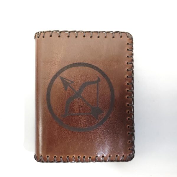 Tienda online de artículos hechos a mano en cuero y piel. Artesanos del cuero. Cartera billetero de cuero Sagitario IMG 20260507 130606 Cartera billetero de piel marrón tabaco