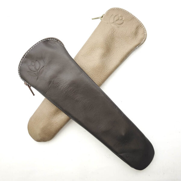 Tienda online de artículos hechos a mano en cuero y piel. Artesanos del cuero. Funda de abanico pequeña, con cremallera IMG 20260519 112519 Funda de abanico de piel pequeña