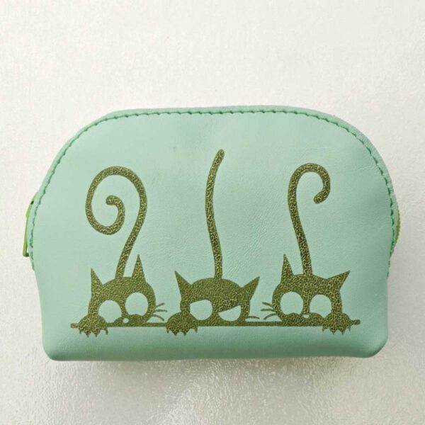 Tienda online de artículos hechos a mano en cuero y piel. Artesanos del cuero. Monedero de piel con cremallera Gatitos IMG 20260619 114923 Monedero de piel verde claro