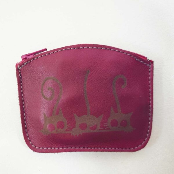 Tienda online de artículos hechos a mano en cuero y piel. Artesanos del cuero. Monedero de piel Gatitos IMG 20260714 094819 Monedero de piel magenta