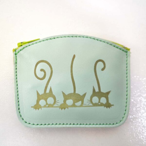 Tienda online de artículos hechos a mano en cuero y piel. Artesanos del cuero. Monedero de piel Gatitos IMG 20260714 095047 Monedero de piel verde claro