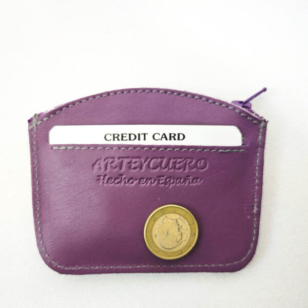 Tienda online de artículos hechos a mano en cuero y piel. Artesanos del cuero. Monedero de piel Gatitos IMG 20260714 095429 Monedero de piel morado