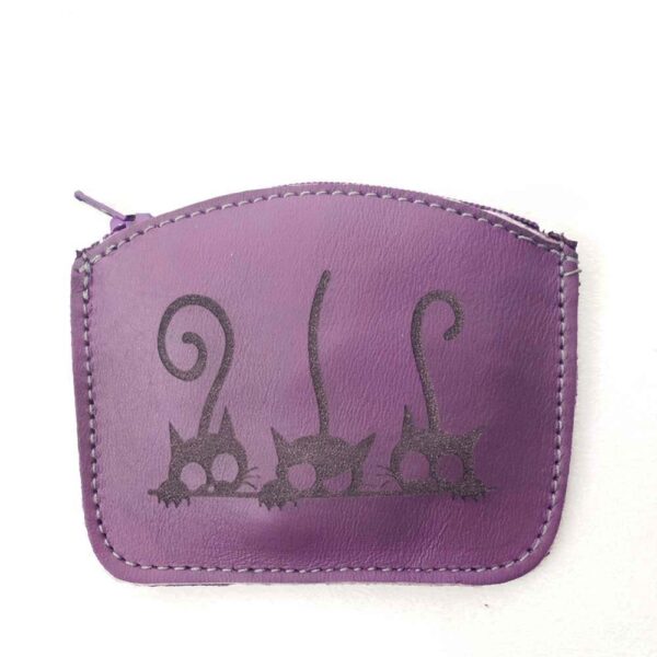 Tienda online de artículos hechos a mano en cuero y piel. Artesanos del cuero. Monedero de piel Gatitos IMG 20260714 102614 Monedero de piel morado