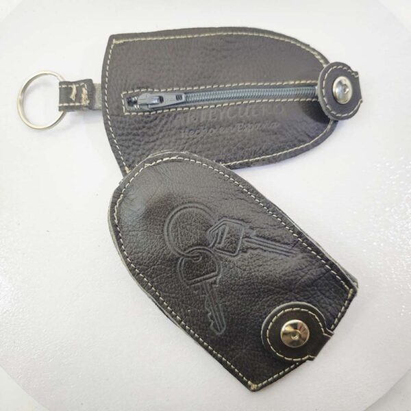 Tienda online de artículos hechos a mano en cuero y piel. Artesanos del cuero. Funda para llaves de cuero out IMG 20260716 092533 Funda llavero de piel gris