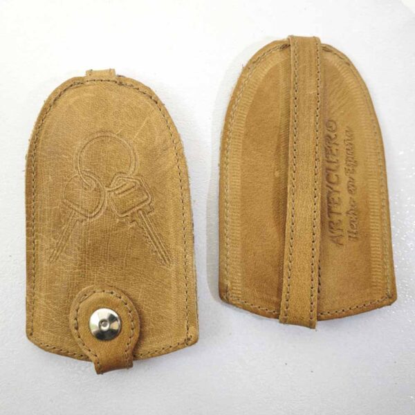 Tienda online de artículos hechos a mano en cuero y piel. Artesanos del cuero. Funda para llaves de cuero out IMG 20260716 092620 Funda llavero de piel camel