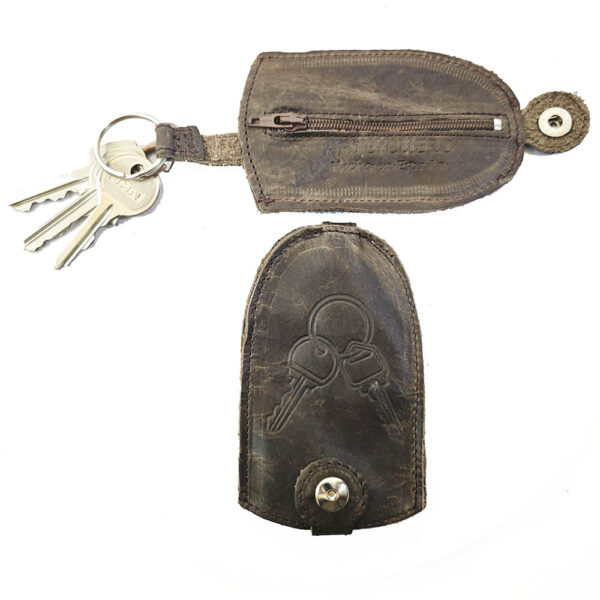 Tienda online de artículos hechos a mano en cuero y piel. Artesanos del cuero. Funda para llaves de cuero out IMG 20260716 092704 Funda llavero de piel marrón